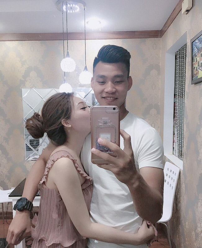 Trái tim tan chảy khi khi thấy hành động của các cầu thủ U23 dành cho người yêu Trái tim tan chảy khi khi thấy hành động của các cầu thủ U23 dành cho người yêu